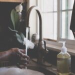 Bí quyết giữ quần áo luôn thơm tho sạch sẽ trong mùa mưa kéo dài
