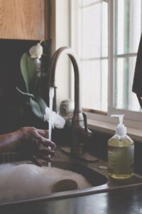 Bí quyết giữ quần áo luôn thơm tho sạch sẽ trong mùa mưa kéo dài